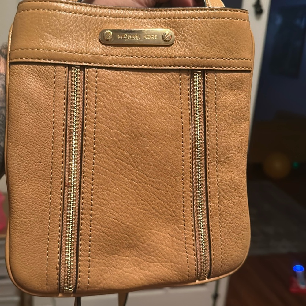 Like new Michael Kors Leather Crossbody Bag EUC